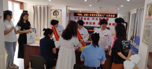 中國大地保險(xiǎn)吉林分公司開展“傳遞關(guān)愛，守護(hù)健康”7.8 保險(xiǎn)公眾宣傳日義診活動(dòng) (2)