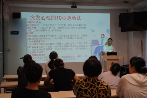 河南分公司邀請(qǐng)健康專家舉辦“心腦血管疾病防治與健康管理”講座，醫(yī)生深入淺出地講解了夏季血壓、血糖、血脂波動(dòng)的風(fēng)險(xiǎn)因素及科學(xué)管理策略，指導(dǎo)老年人日常飲食調(diào)節(jié)、適度運(yùn)動(dòng)安排和規(guī)律作息的重要性，為居民筑起健康防線。